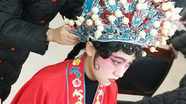 武汉学校为轻工业大学元旦演出提供造型服务