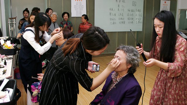 武汉金莎学校为武汉旗袍协会母亲节亲子活动提供化妆造型服务