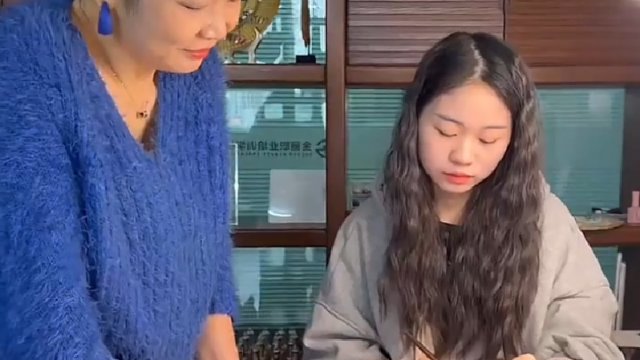  打造个性魅力，时尚界不可或缺的美甲艺术