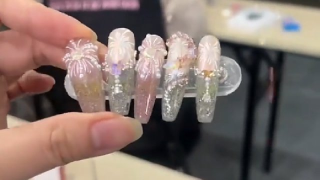 让美甲师给你做这款， 一秒变身“烟花公主”