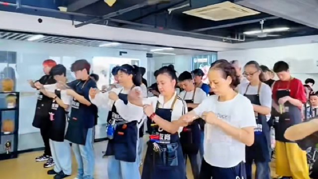 左边05后，右边60后，这届美发班同学差辈了